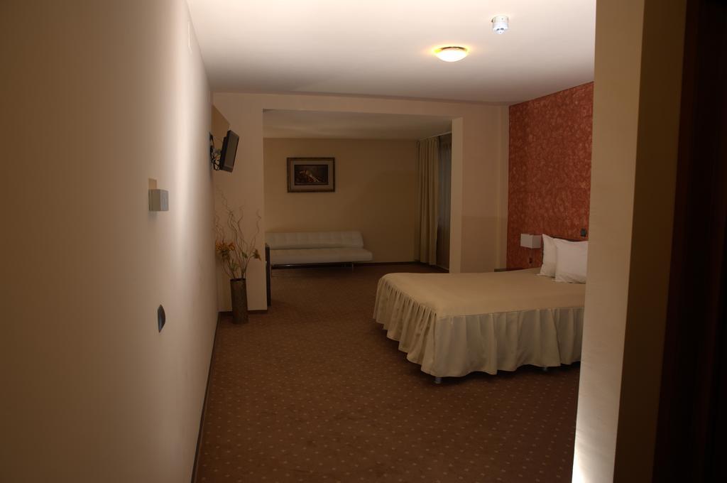 Hotel Mariflor Gherla Exterior photo