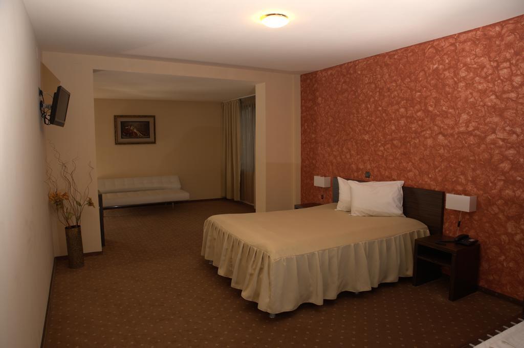 Hotel Mariflor Gherla Exterior photo