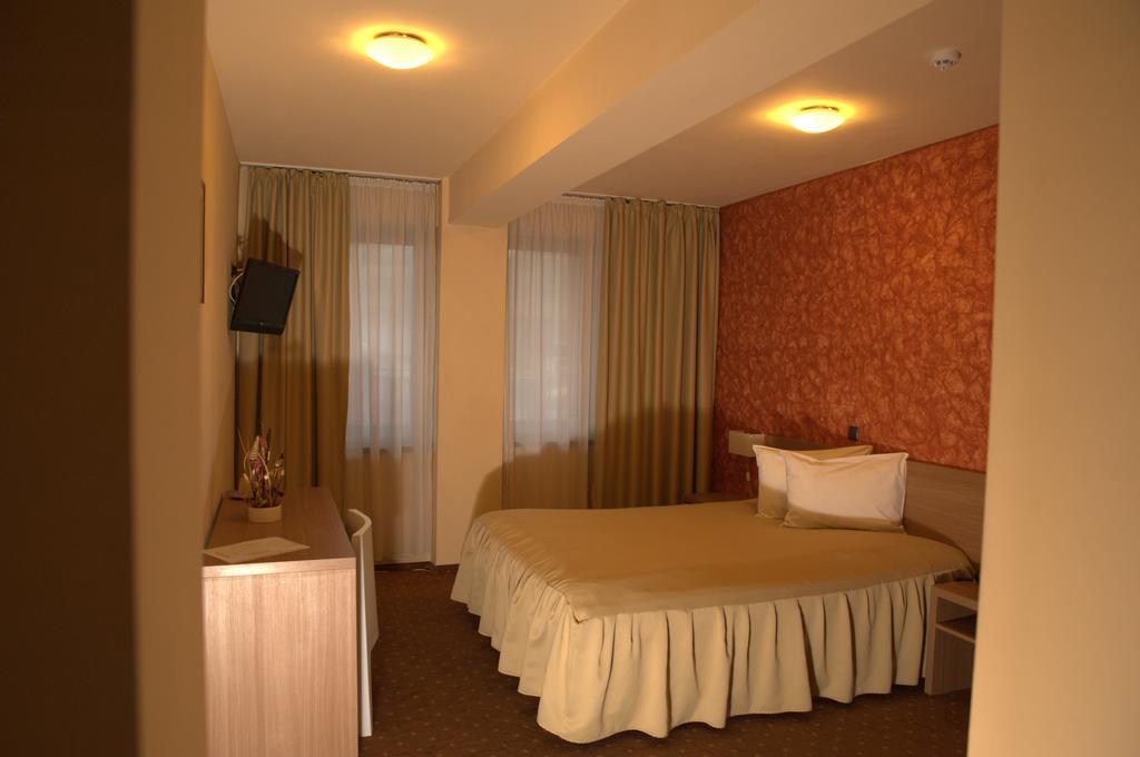 Hotel Mariflor Gherla Exterior photo